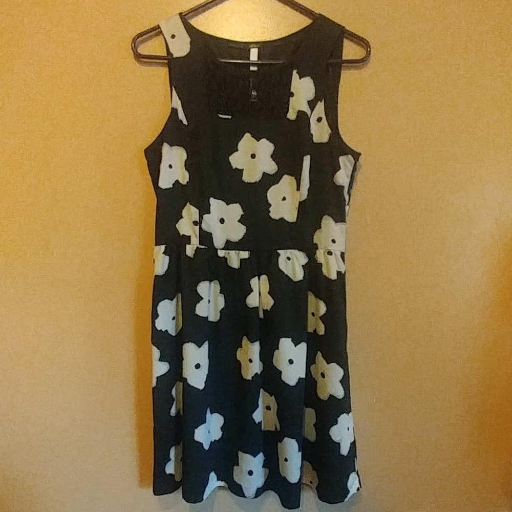 Kensie sz med black knee length dress